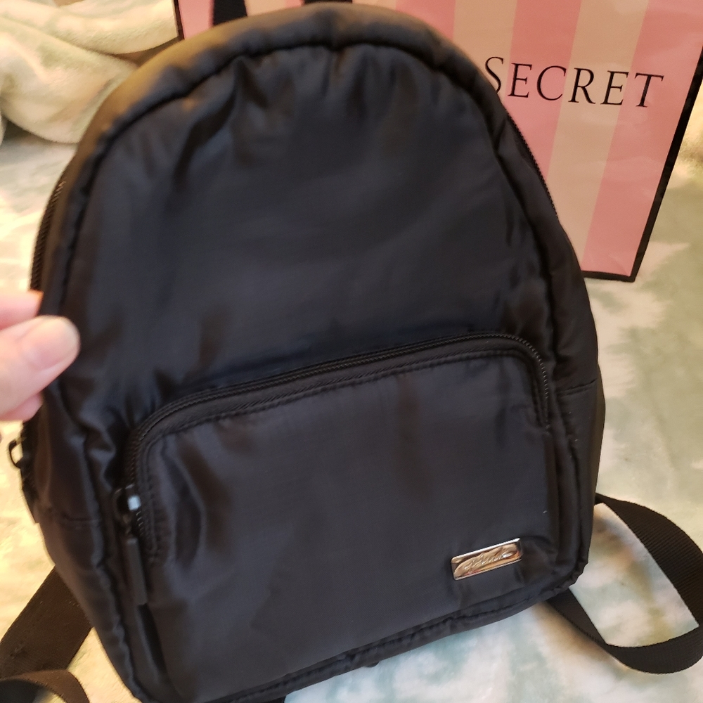 💗NWT!VS Pink mini backpack (black)